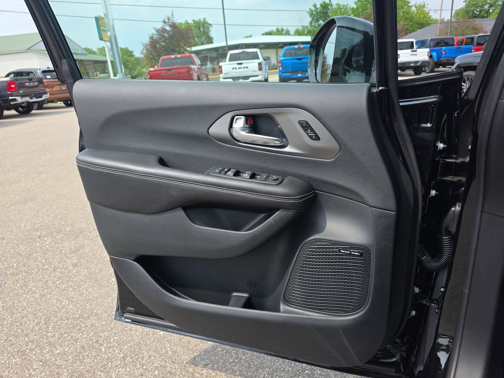 New 2027 Chrysler Pacifica Limited AWD/4WD image 31