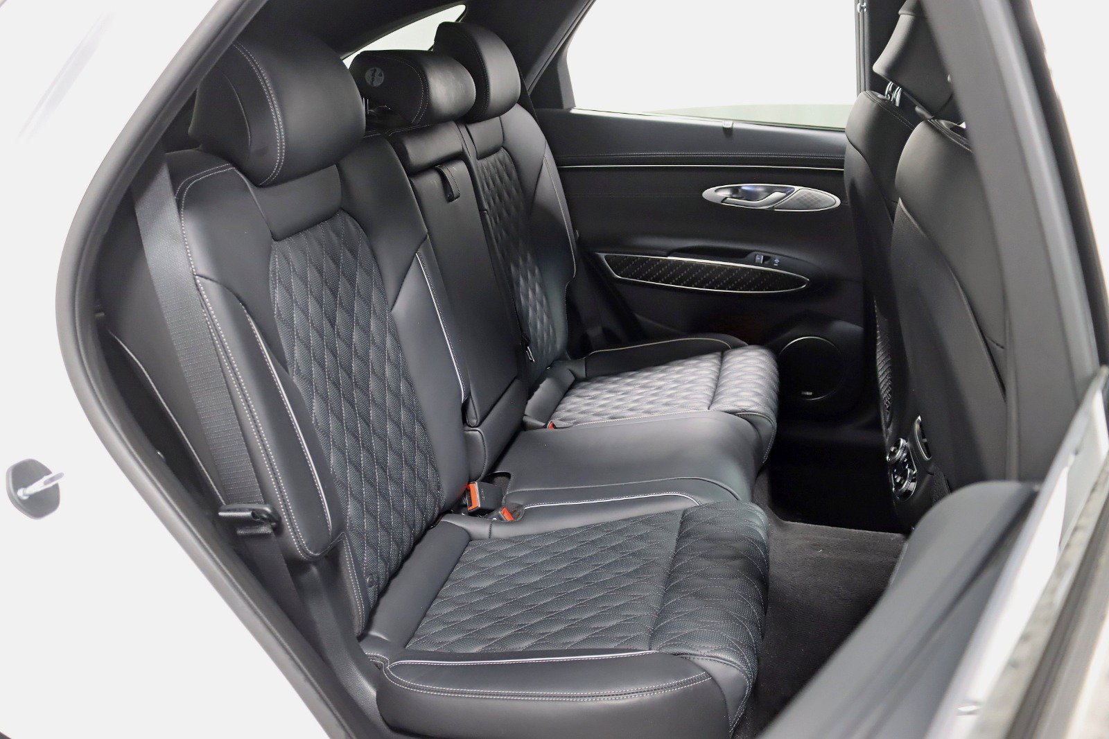 Used 2023 Genesis GV70 3.5T Sport w/ Sport Prestige Package AWD/4WD image 32