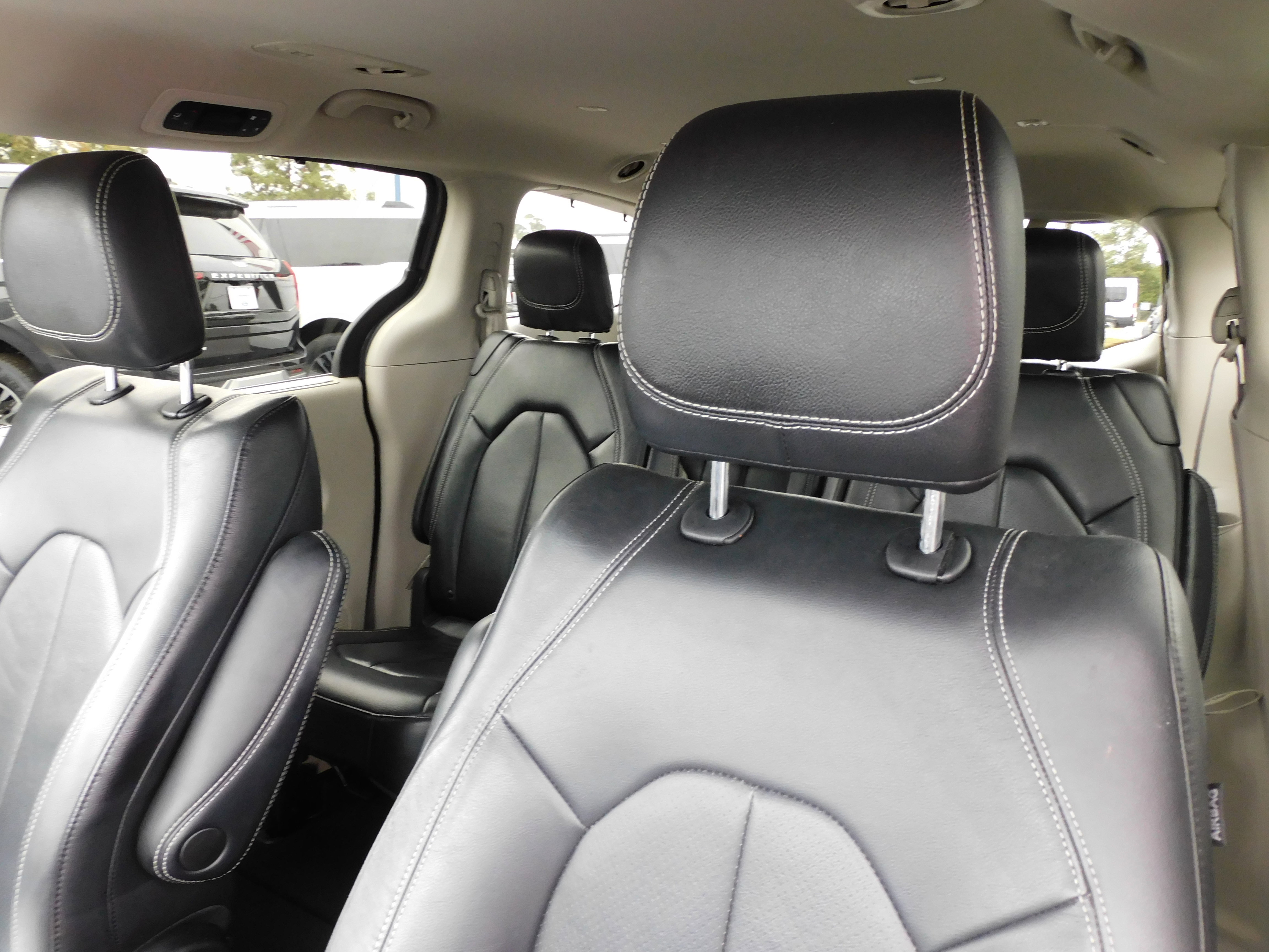 Used 2022 Chrysler Pacifica Touring-L image 10