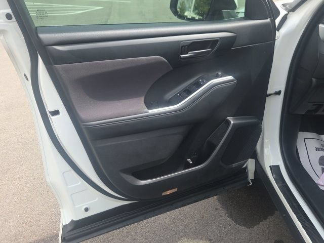 Used 2021 Toyota Highlander L FWD image 23