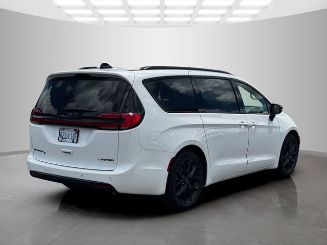 Certified 2025 Chrysler Pacifica Limited FWD image 7
