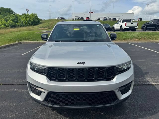 Used 2024 Jeep Grand Cherokee Altitude AWD/4WD image 8