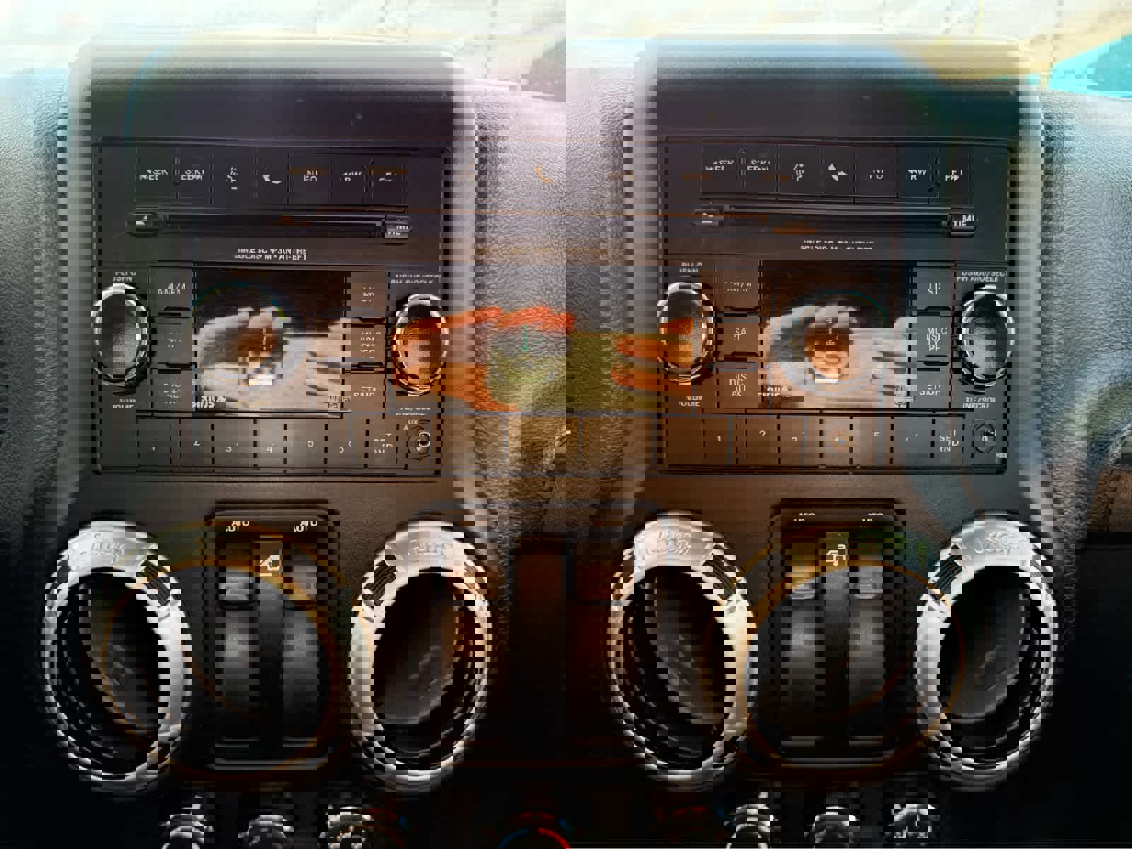 Used 2018 Jeep Wrangler Sahara w/ Connectivity Group image 18