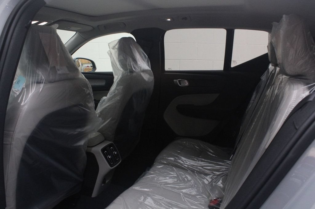 Used 2025 Volvo XC40 B5 Plus AWD/4WD image 7