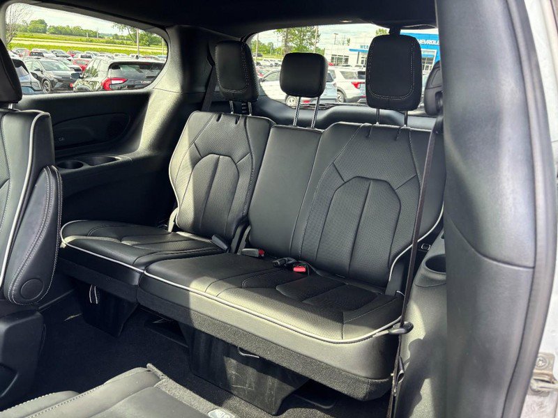 Used 2026 Chrysler Pacifica Limited FWD image 10