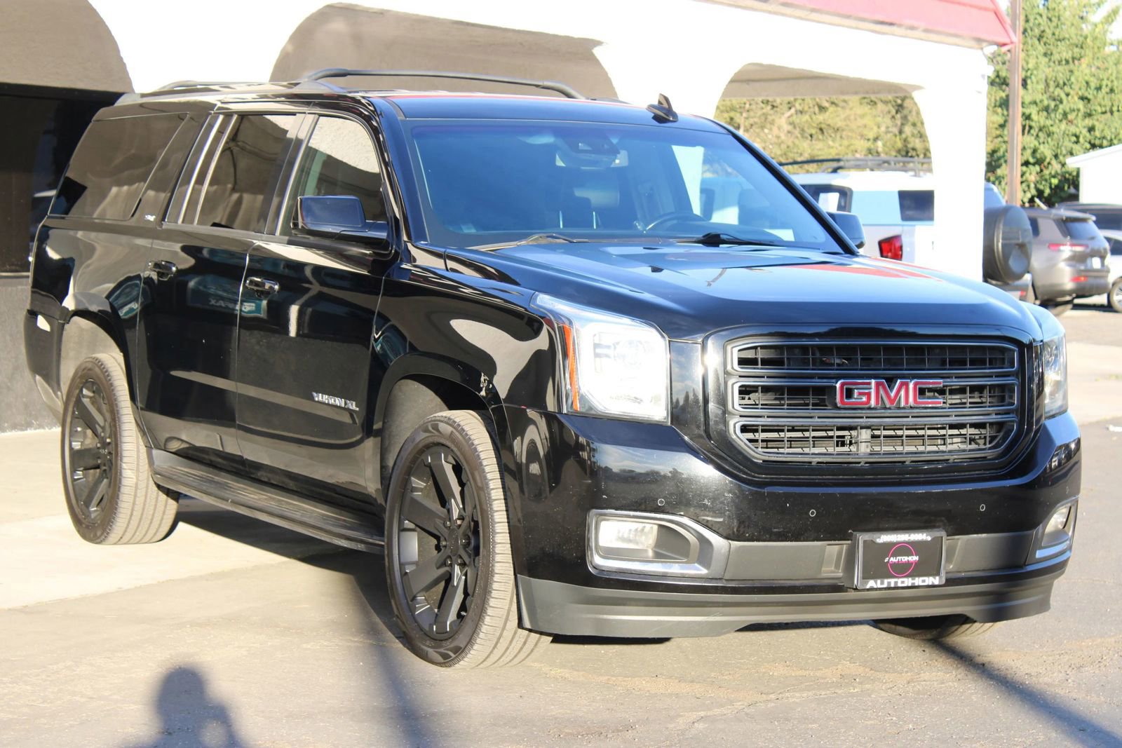 Used 2019 GMC Yukon XL SLT w/ Graphite Performance Edition image 2
