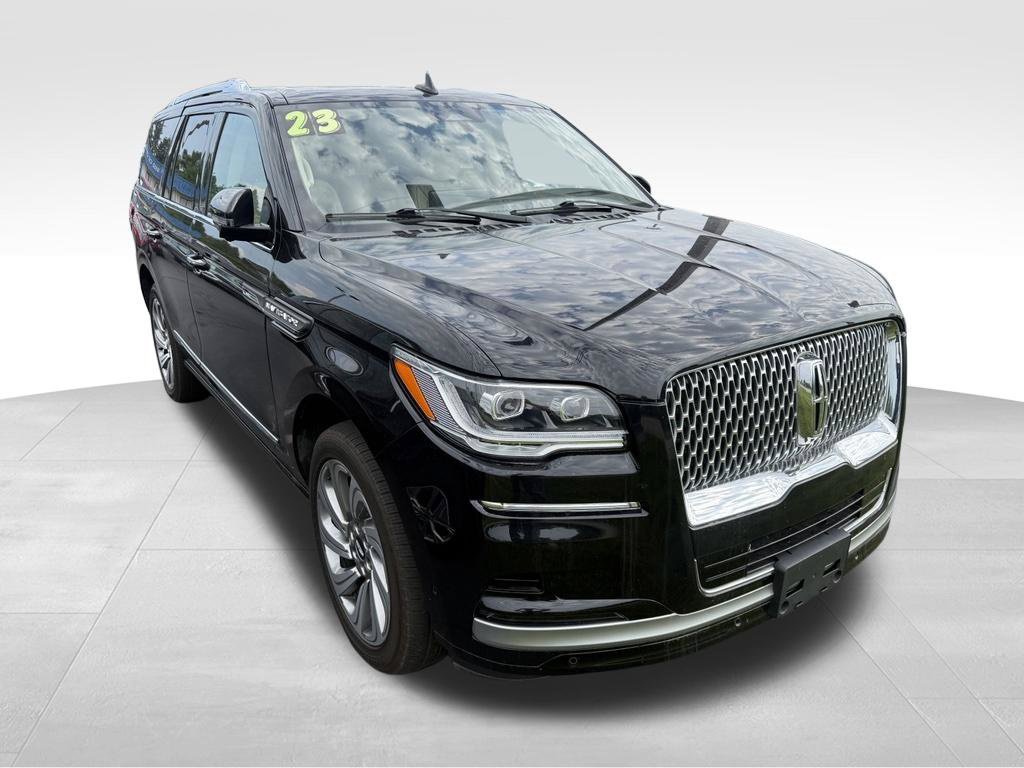 Used 2023 Lincoln Navigator Reserve AWD/4WD image 2