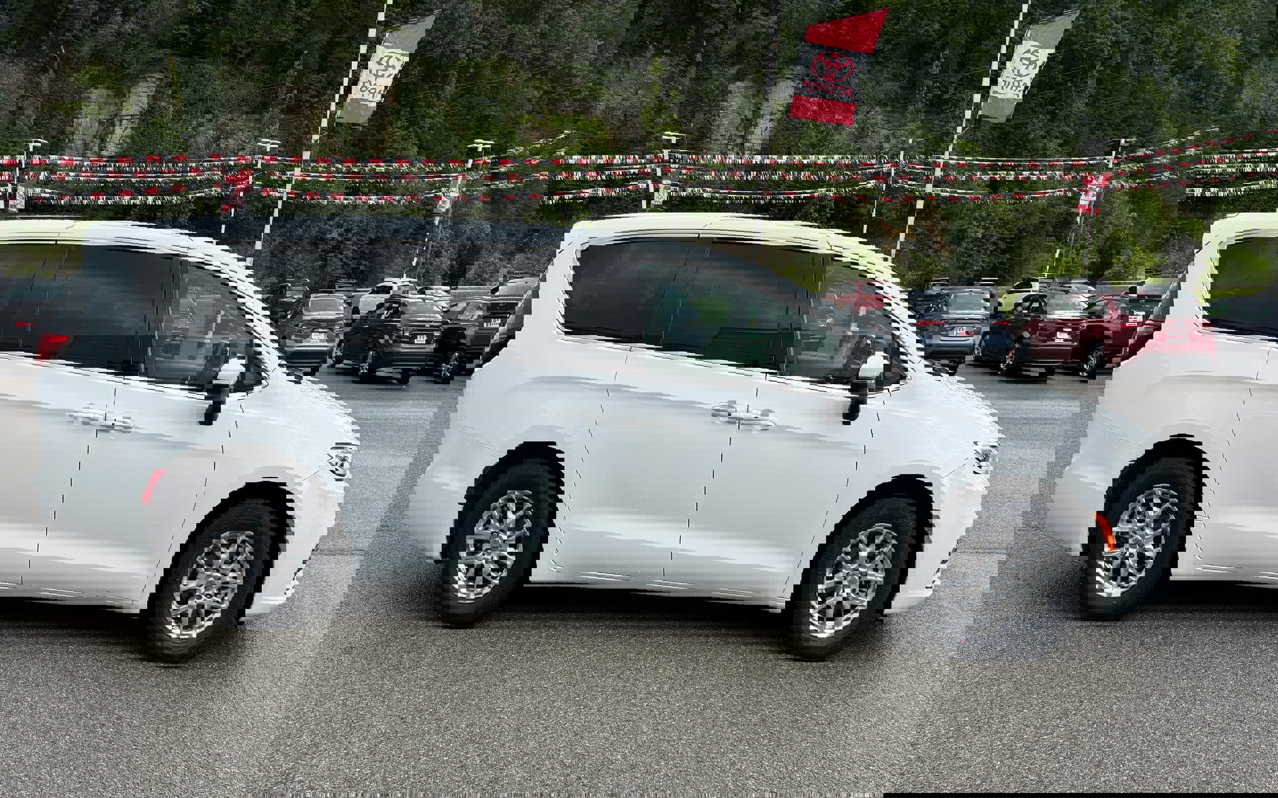 Used 2023 Chrysler Pacifica Touring-L image 6