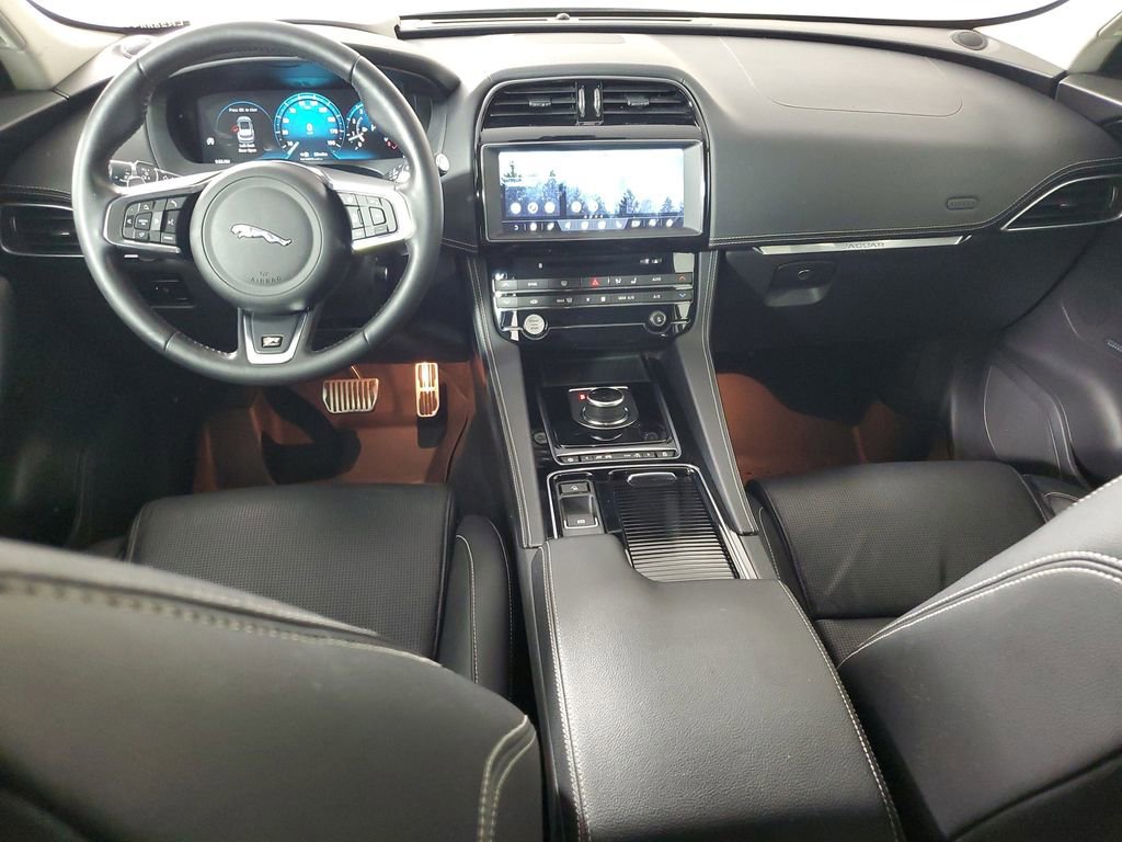 Used 2018 Jaguar F-PACE R-Sport image 15