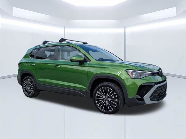 Used 2025 Volkswagen Taos SE FWD image 1