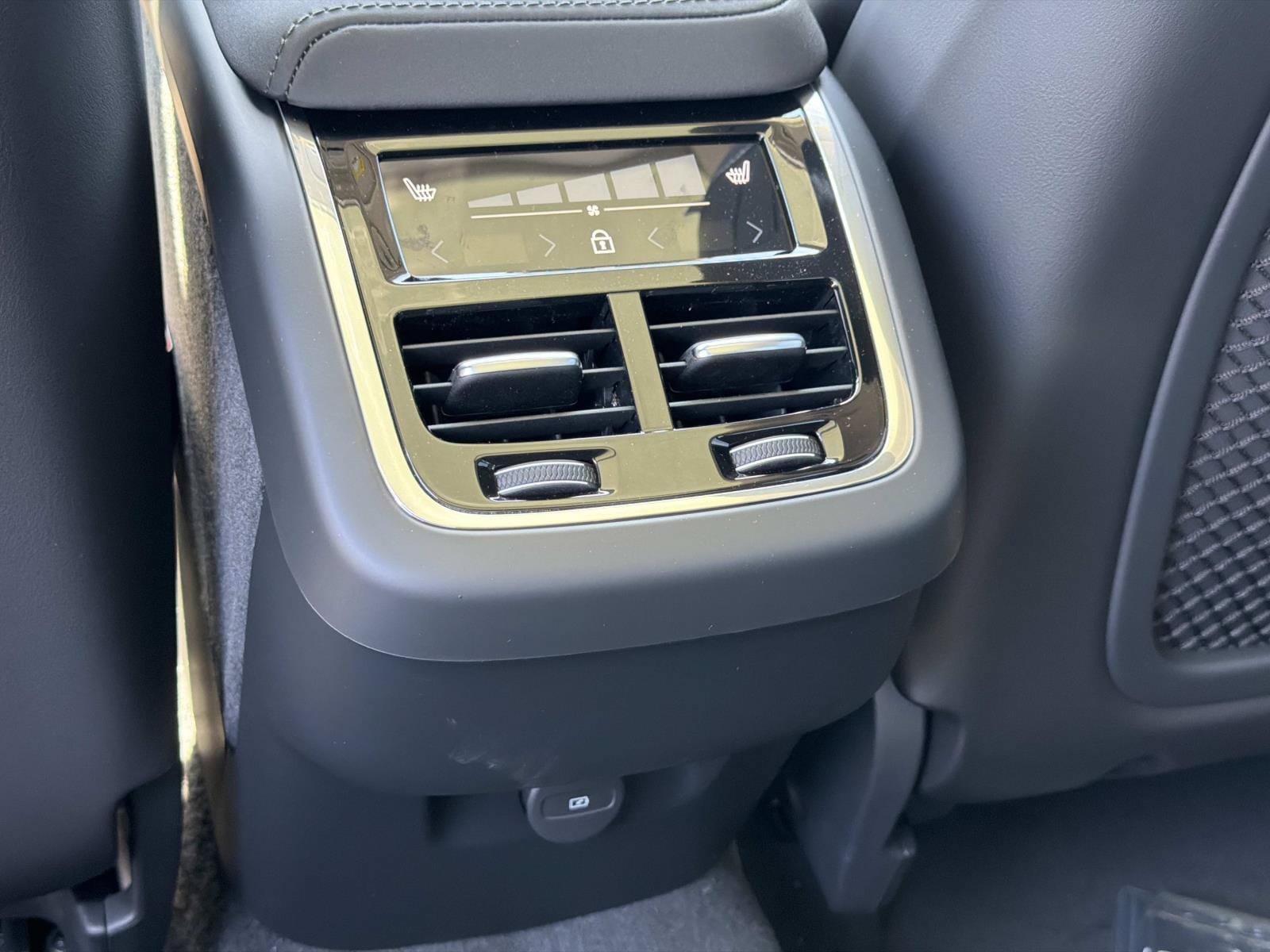 New 2027 Volvo XC60 B5 Ultra AWD/4WD image 10