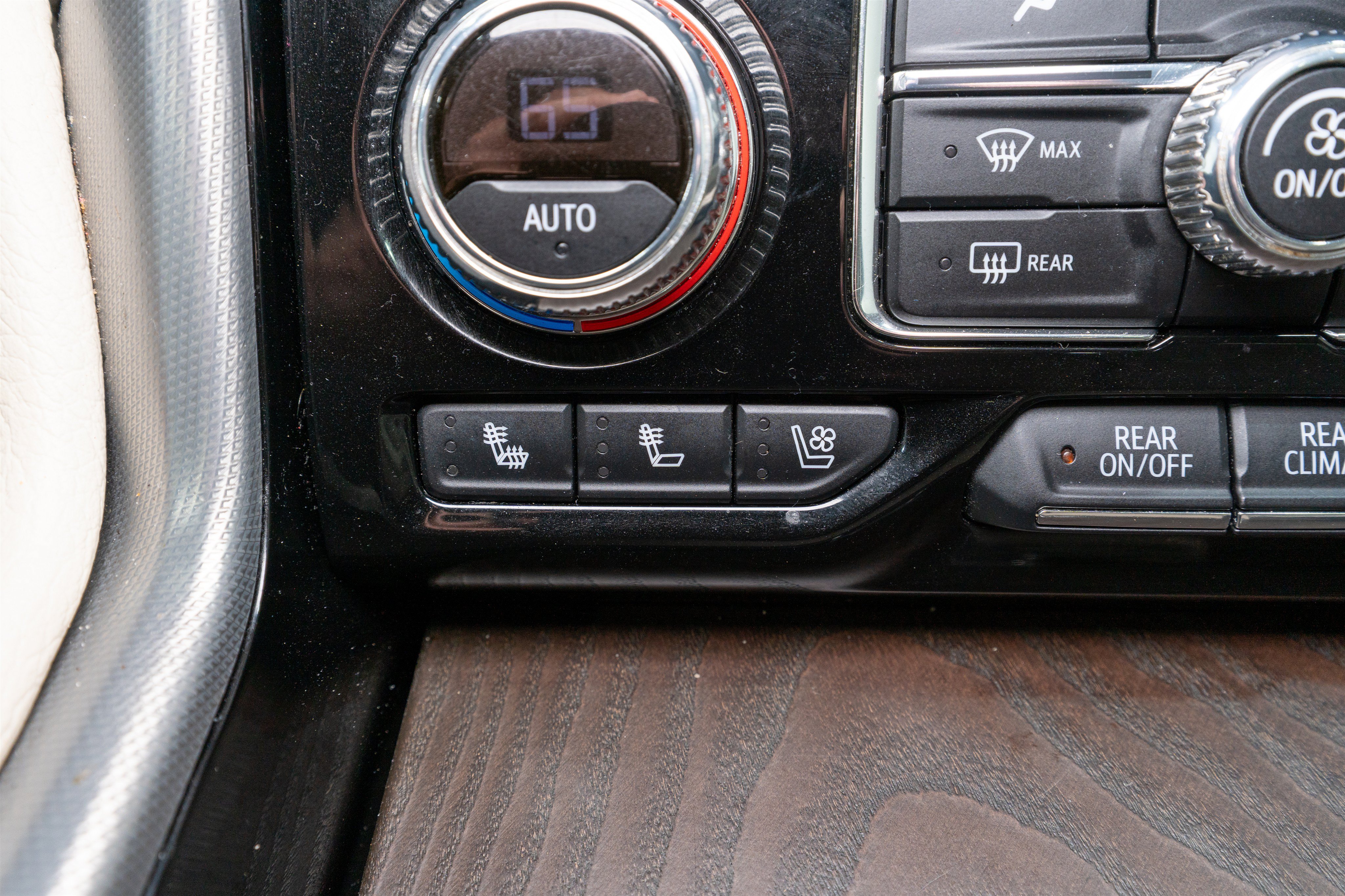 Used 2021 GMC Yukon Denali w/ Advanced Technology Package RWD image 25