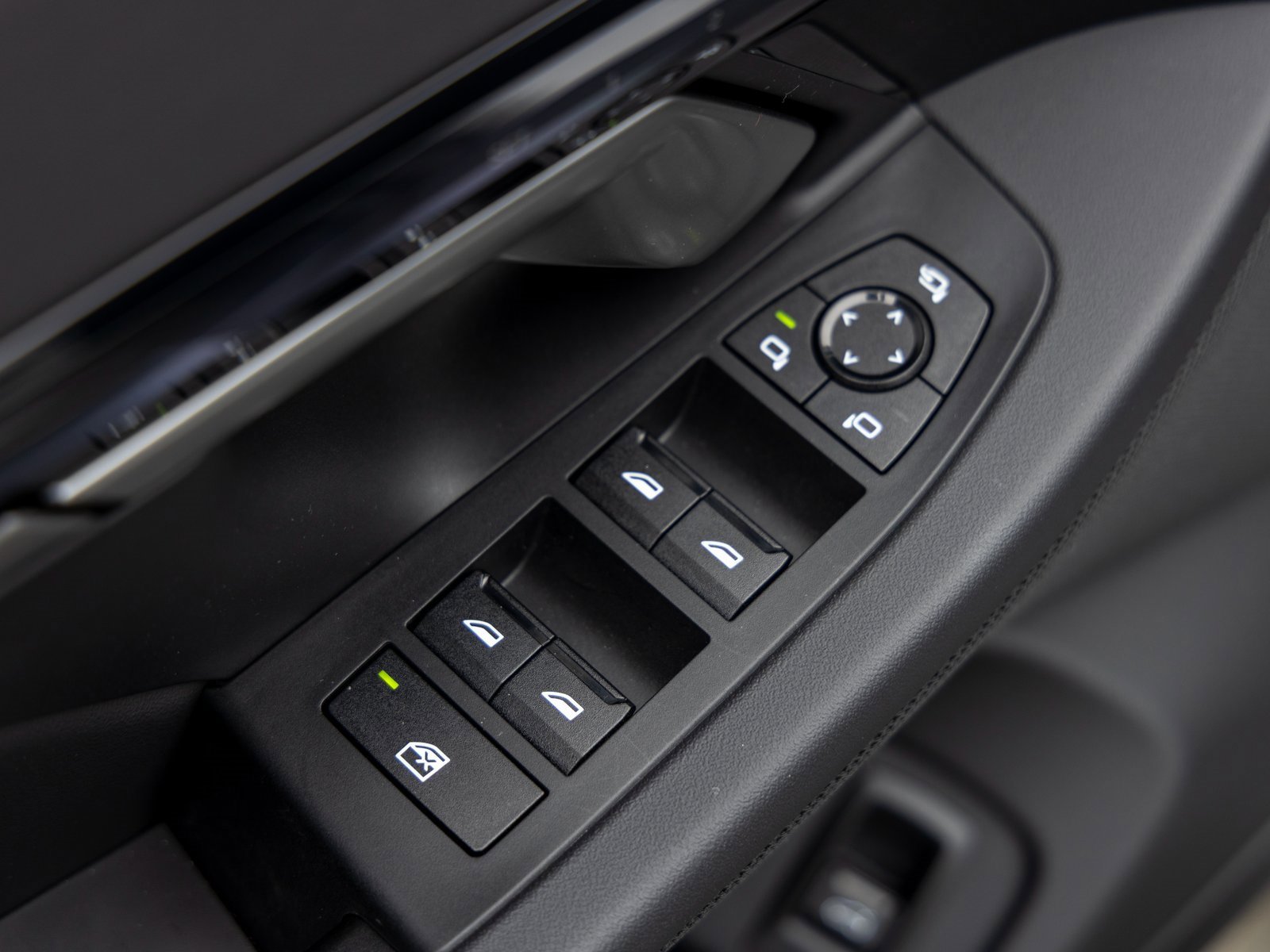 Used 2025 BMW i5 xDrive40 w/ Premium Package image 25