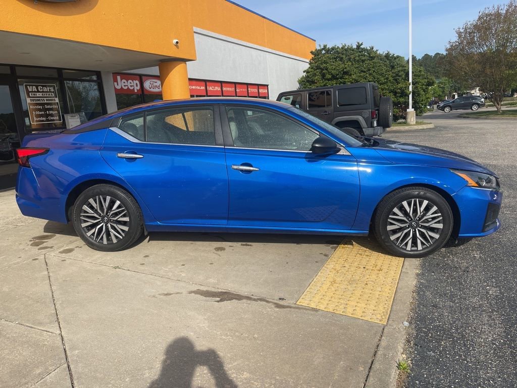 Used 2025 Nissan Altima 2.5 SV FWD image 3