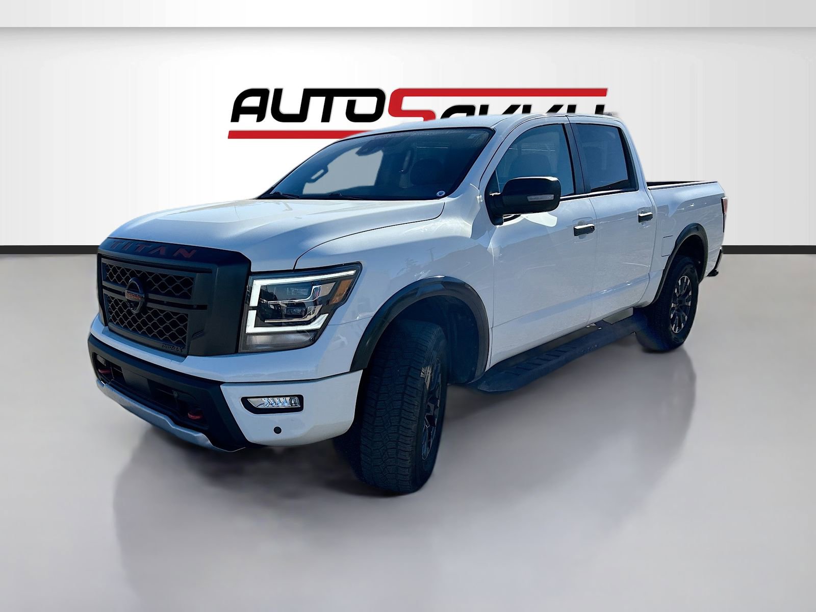 Used 2023 Nissan Titan PRO-4X w/ Pro-4x Convenience Package AWD/4WD image 3