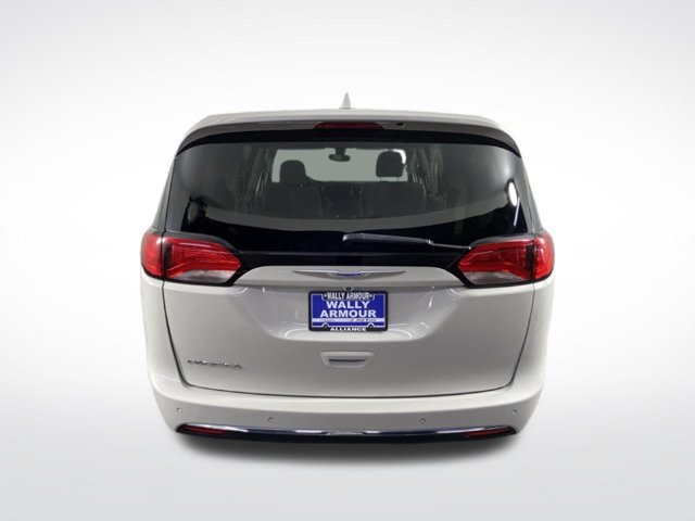 Used 2020 Chrysler Pacifica Touring w/ Cold Weather Group FWD image 9