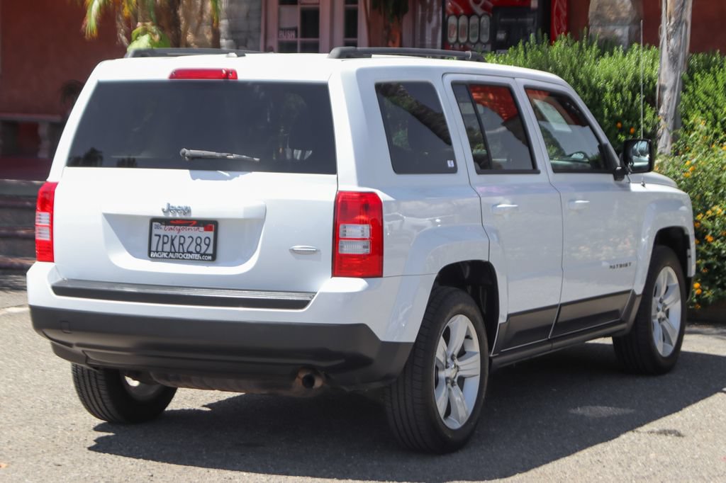 Used 2016 Jeep Patriot Latitude w/ Sun/Sound Group FWD image 10