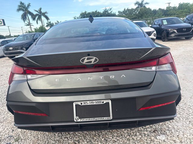 Used 2025 Hyundai Elantra SE FWD image 8