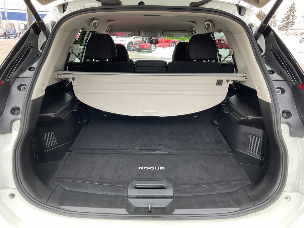 Used 2018 Nissan Rogue SV w/ Premium Package image 34