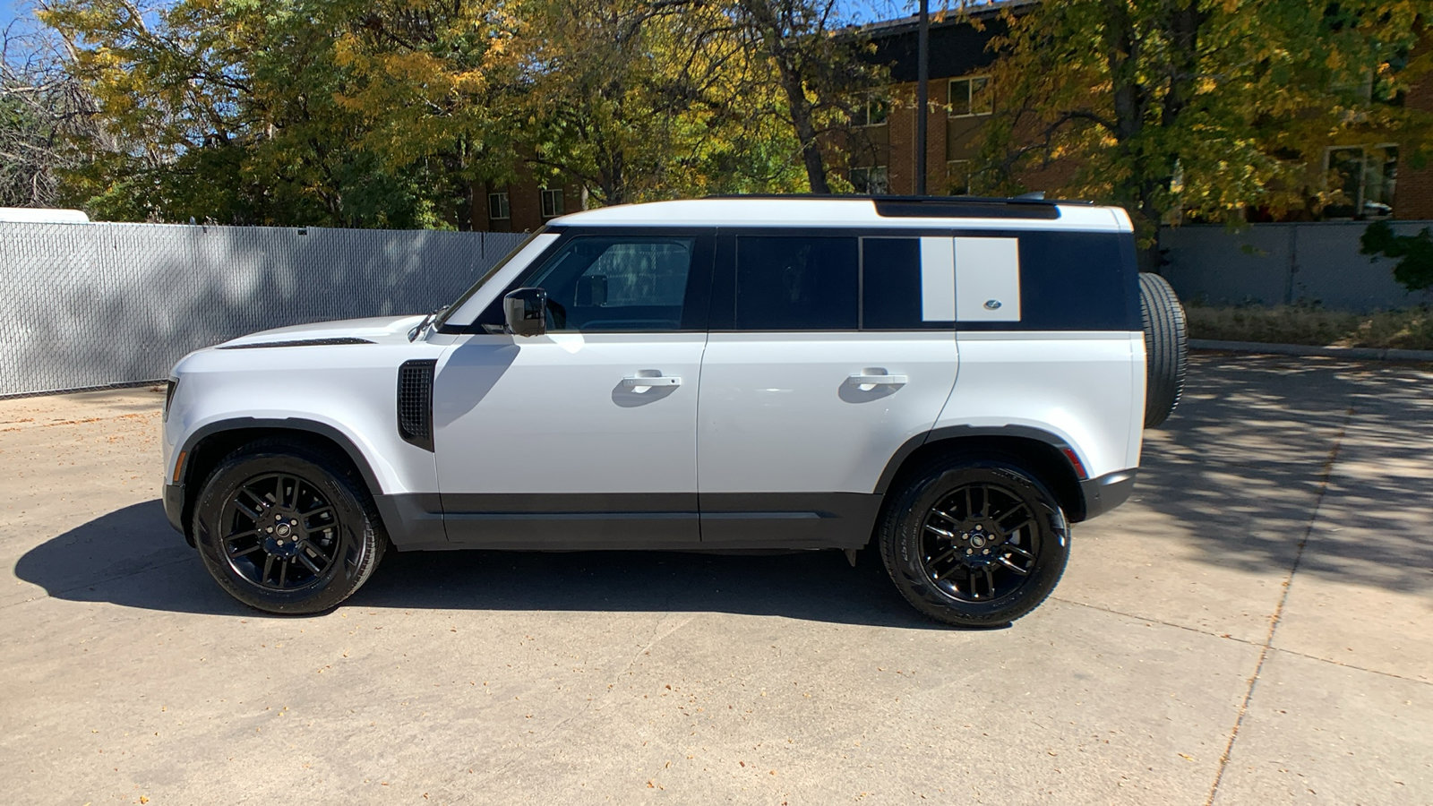 Used 2024 Land Rover Defender 110 S image 2