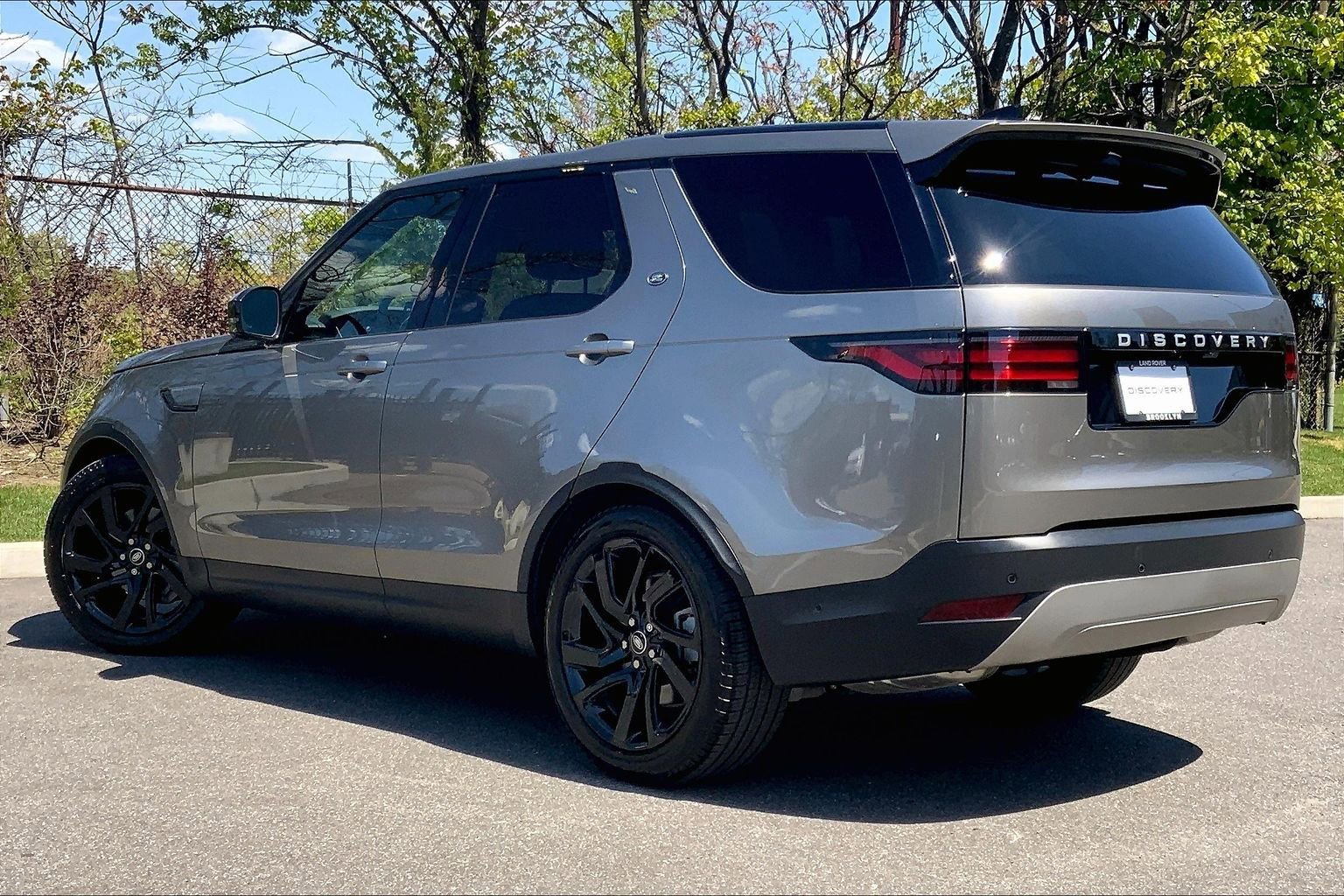 Used 2025 Land Rover Discovery S AWD/4WD image 11