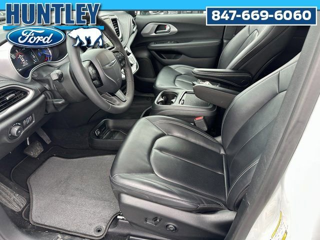 Used 2024 Chrysler Pacifica Select image 14