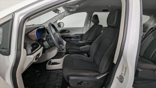 Used 2020 Chrysler Voyager LX image 14