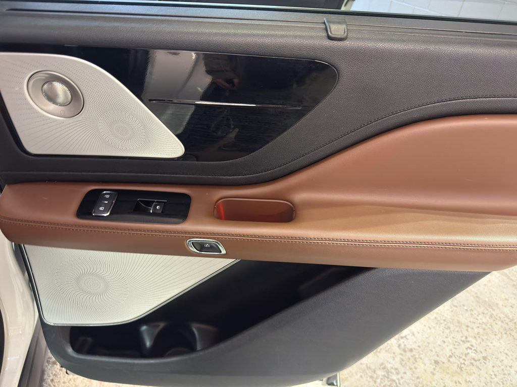 Used 2021 Lincoln Aviator Reserve AWD/4WD image 25