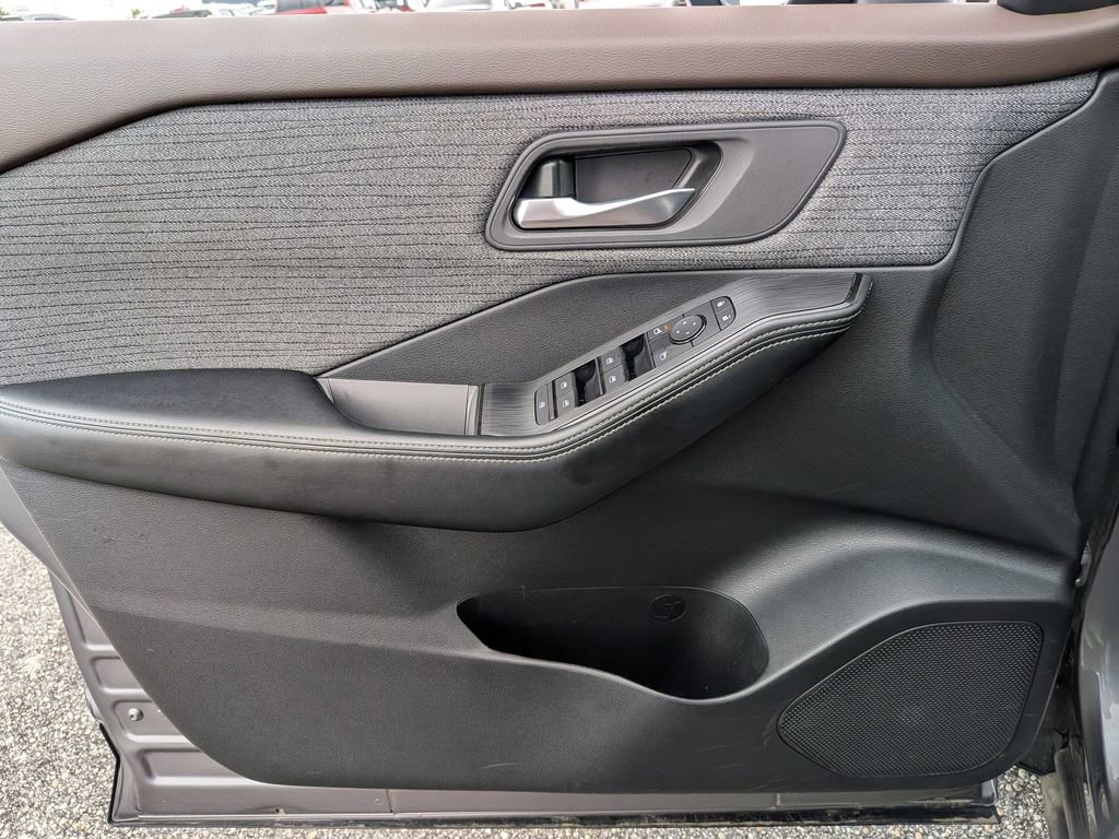 Used 2023 Nissan Rogue SV AWD/4WD image 32