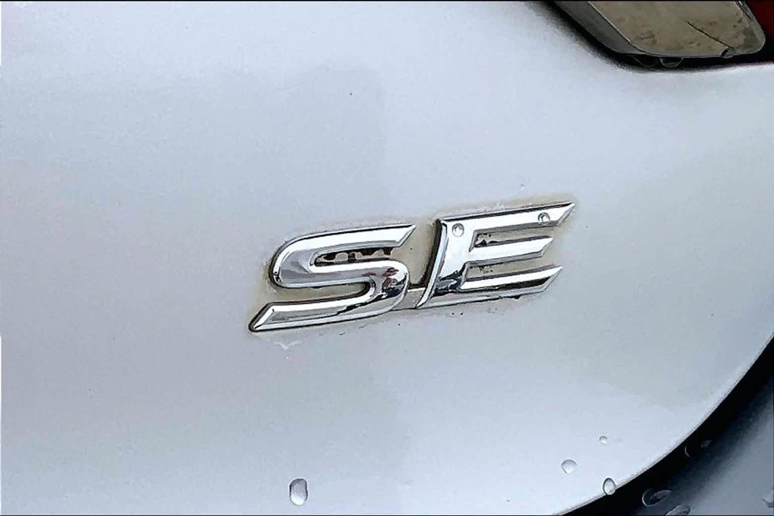Used 2017 Toyota Camry SE w/ Moonroof Package FWD image 10