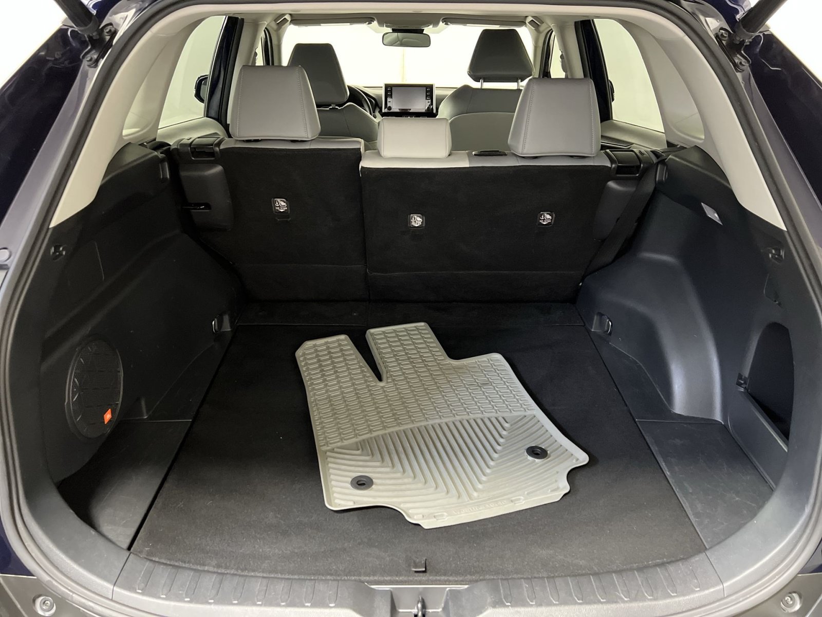 Used 2019 Toyota RAV4 XLE Premium FWD image 25