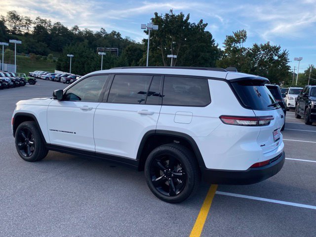 Used 2025 Jeep Grand Cherokee L Limited w/ Luxury Tech Group II AWD/4WD image 3