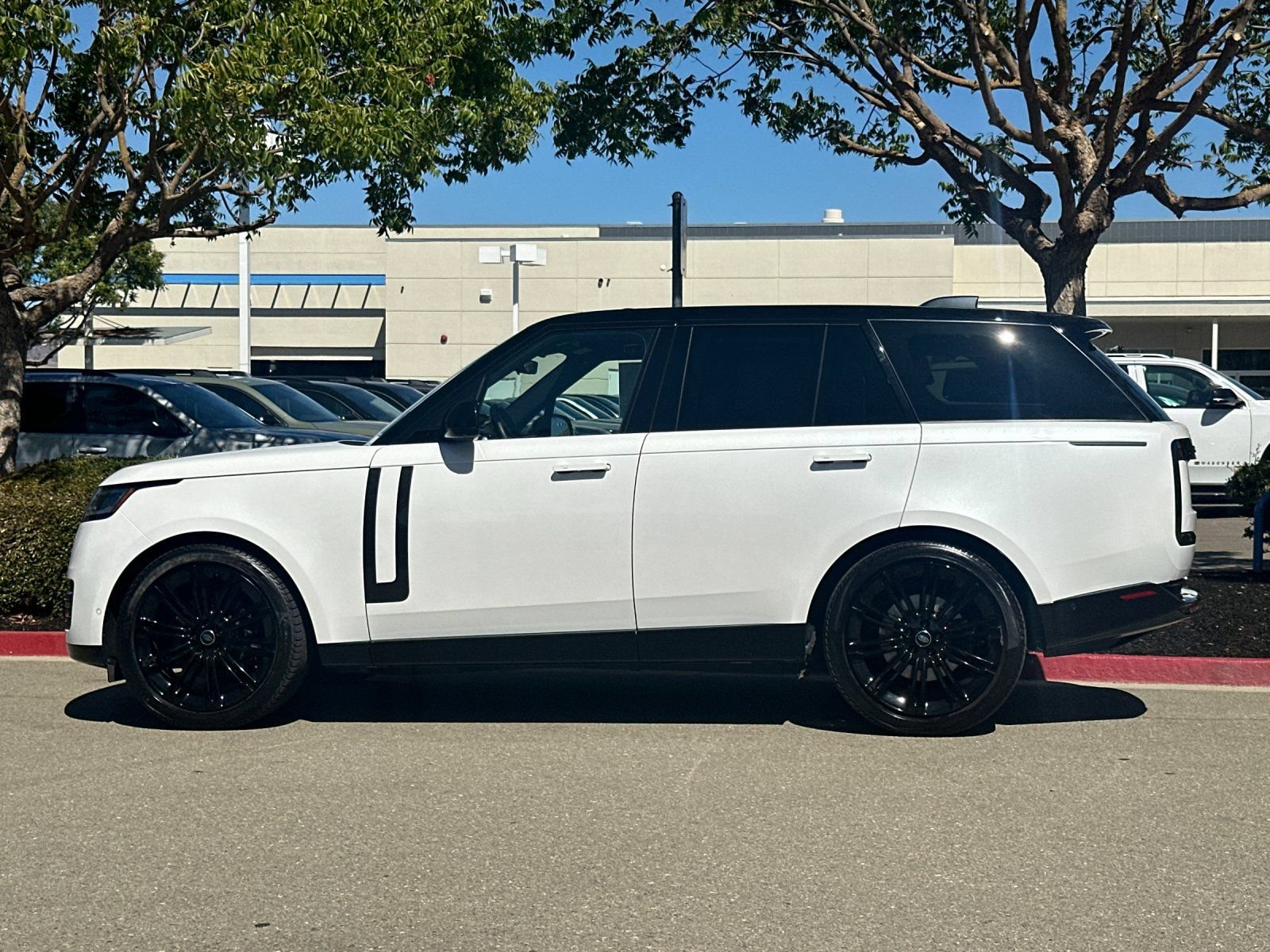 Used 2023 Land Rover Range Rover SE AWD/4WD image 3