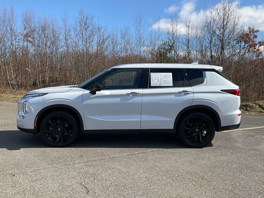 Used 2023 Mitsubishi Outlander SE Black Edition image 32