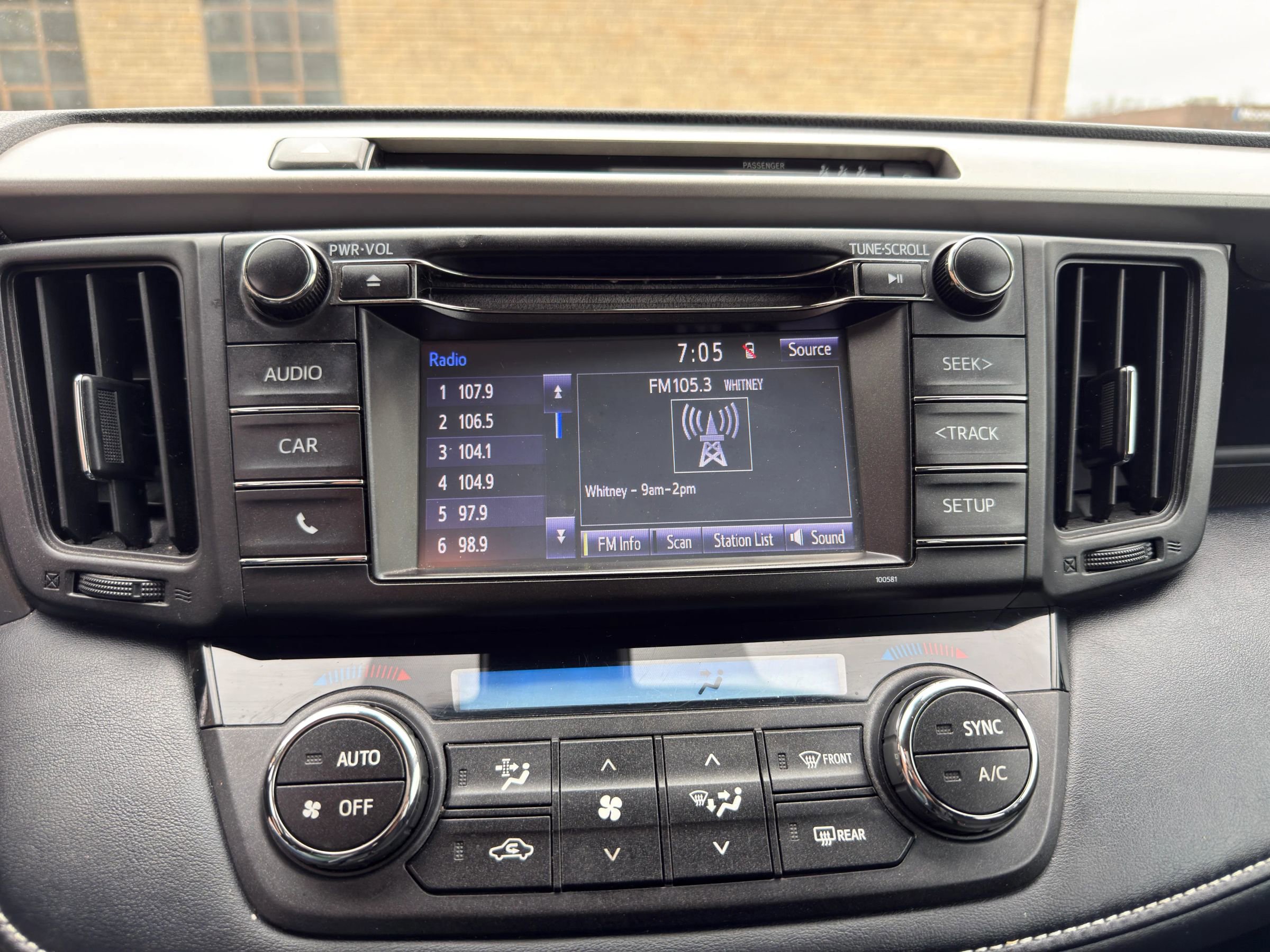 Used 2018 Toyota RAV4 XLE FWD image 13