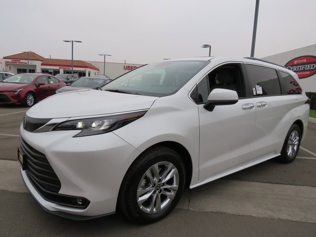 New 2025 Toyota Sienna XLE image 3