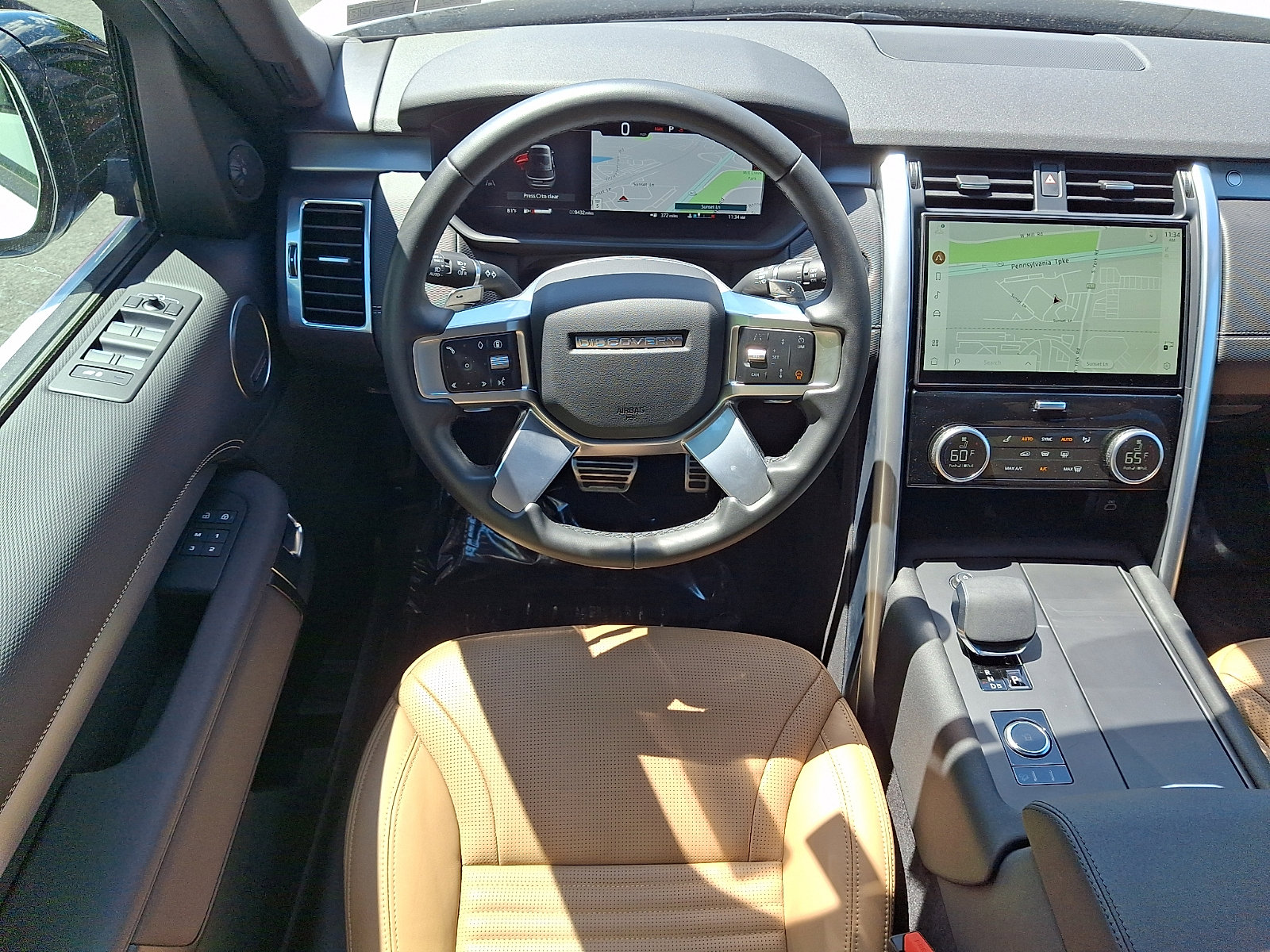 Used 2025 Land Rover Discovery Dynamic SE AWD/4WD image 4