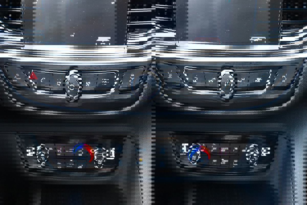 Used 2018 Buick Regal Essence w/ Driver Confidence Package #1 image 22