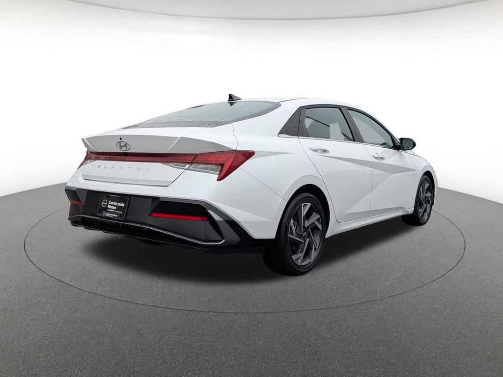 Used 2025 Hyundai Elantra SEL FWD image 5