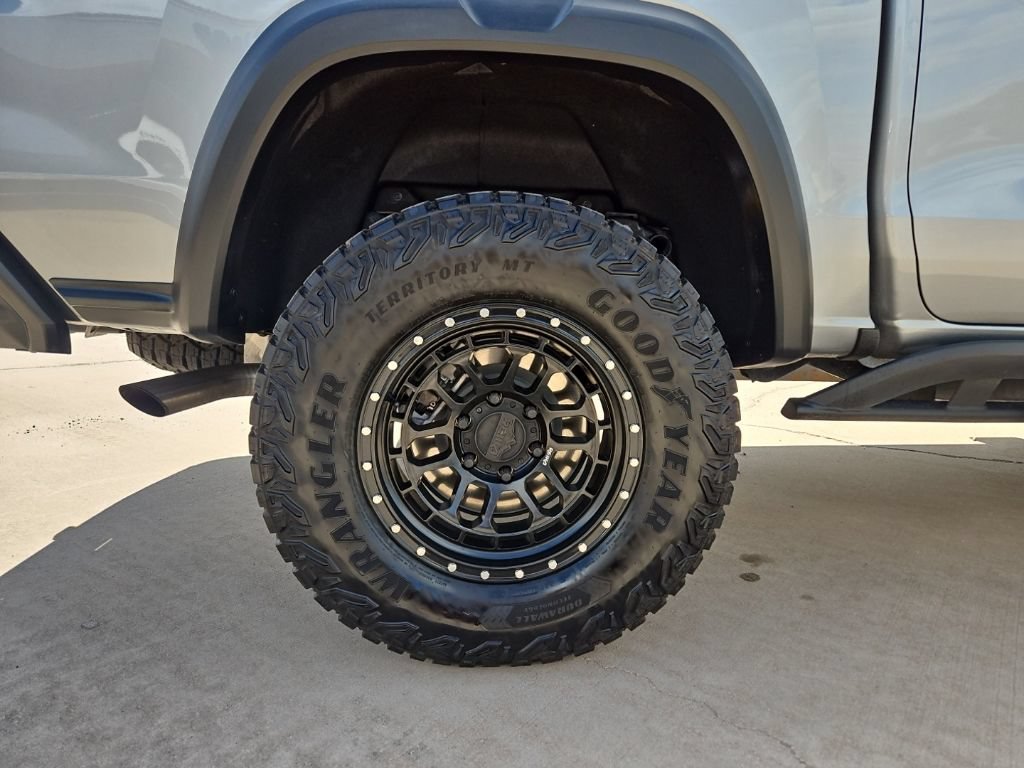 Used 2025 Chevrolet Colorado ZR2 w/ Technology Package AWD/4WD image 8