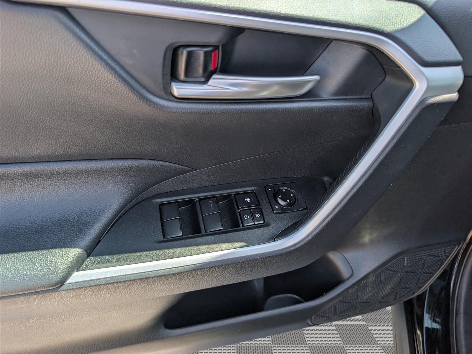 Used 2021 Toyota RAV4 XLE w/ Convenience Package AWD/4WD image 20