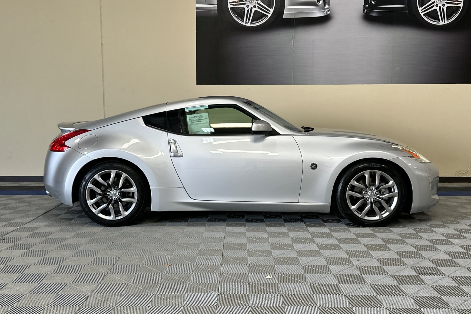 Used 2013 Nissan 370Z Coupe RWD image 3