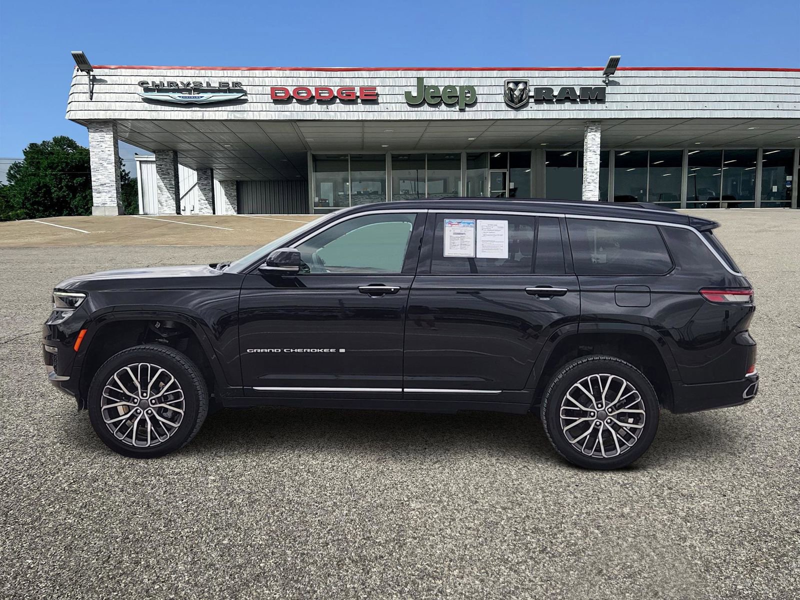 Used 2025 Jeep Grand Cherokee L Summit w/ Advanced Protech Group IV image 3