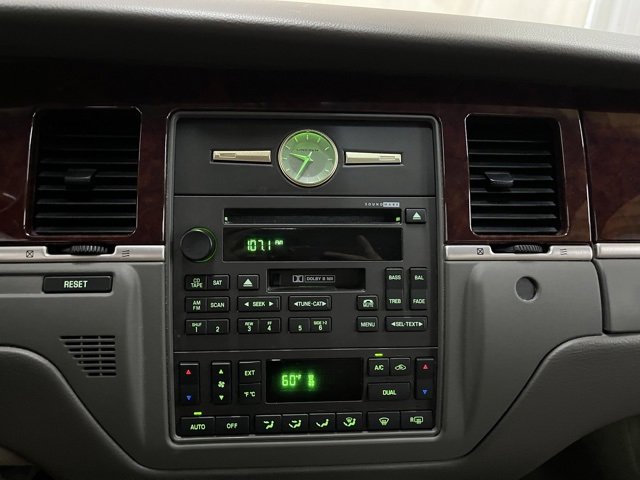 Used 2005 Lincoln Town Car Signature Limited image 33