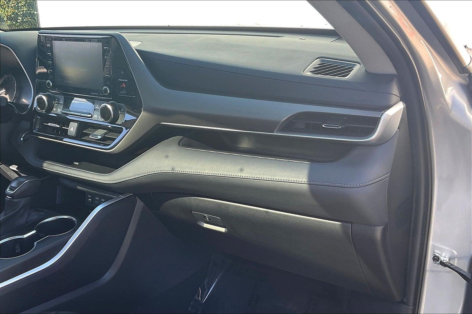 Used 2022 Toyota Highlander XLE FWD image 17