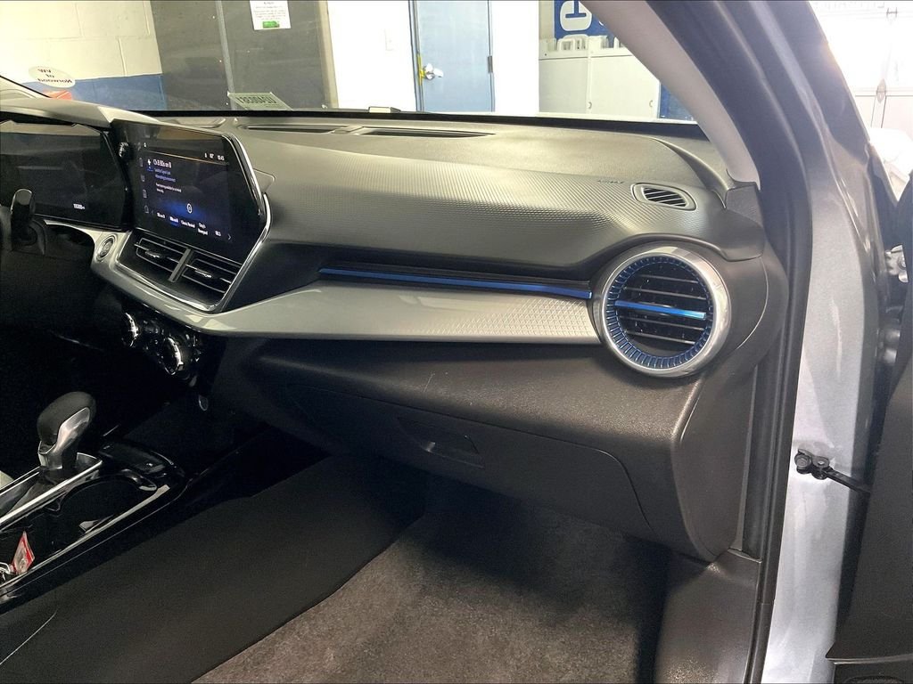 Used 2025 Chevrolet Trax LT w/ LT Convenience Package FWD image 13