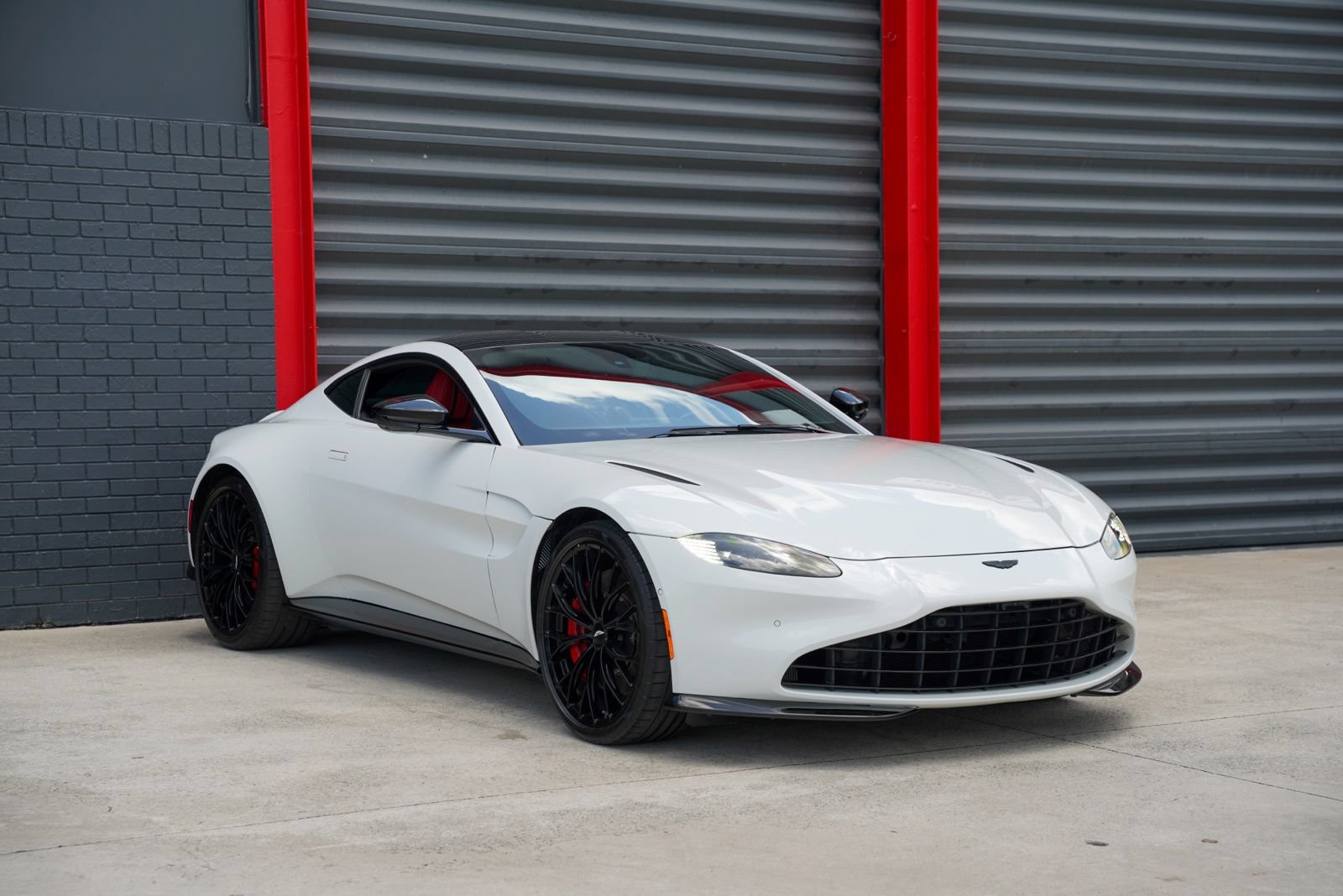 Used 2023 Aston Martin V8 Vantage Coupe RWD image 3