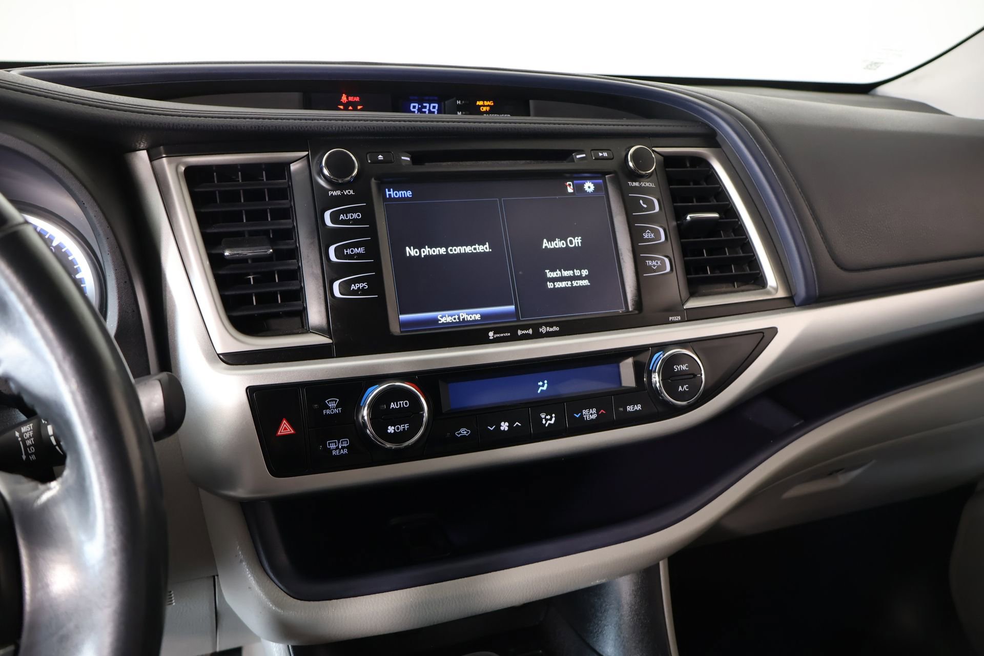 Used 2017 Toyota Highlander Plus FWD image 5