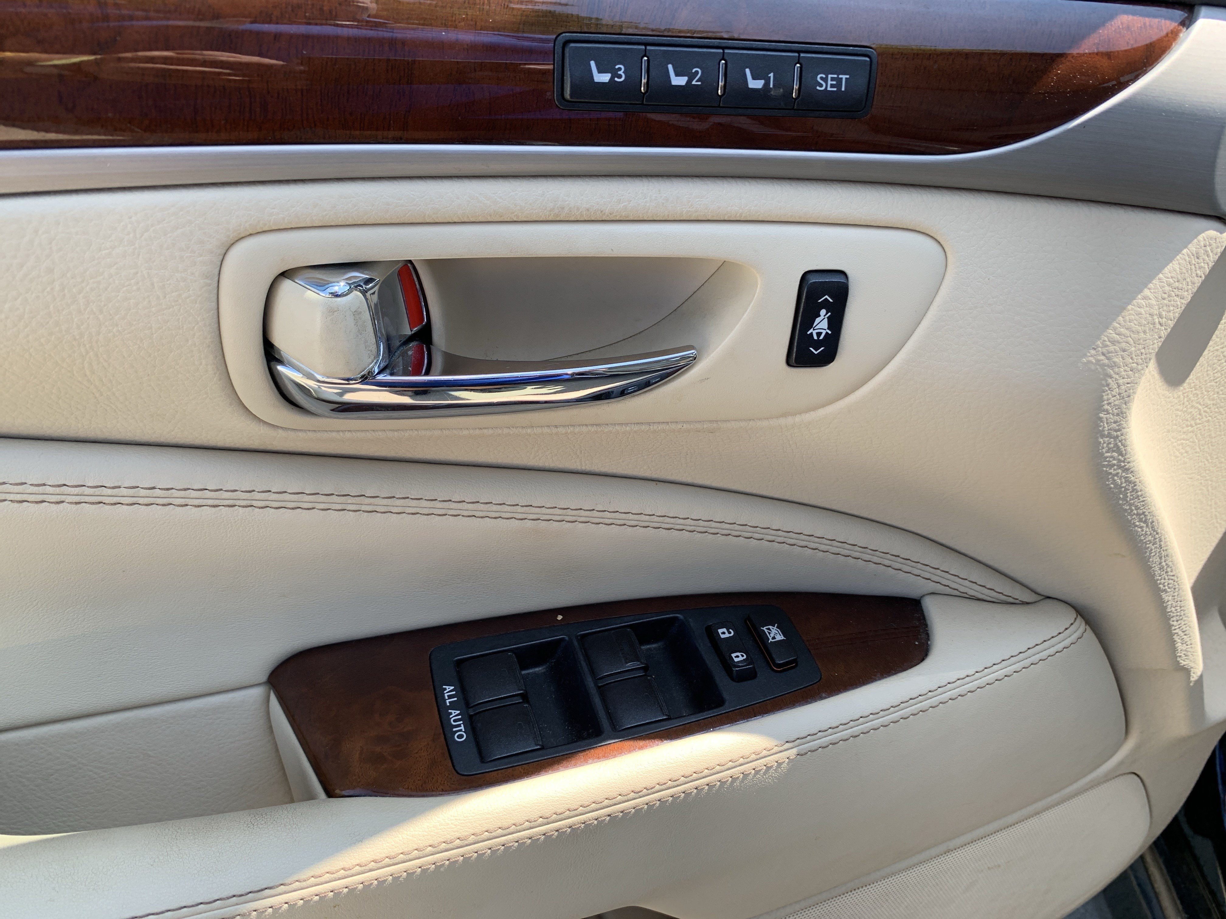 Used 2013 Lexus LS 460 AWD w/ Comfort Pkg image 15