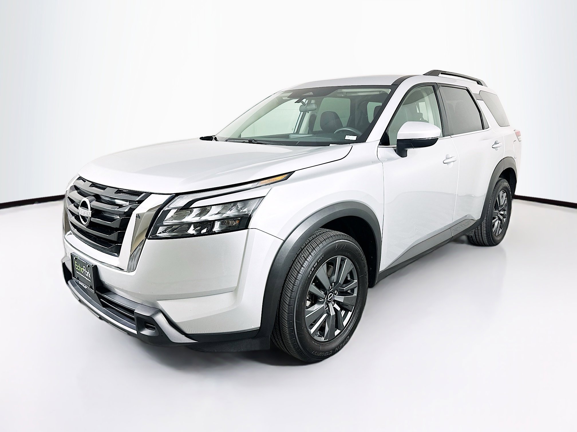 Used 2024 Nissan Pathfinder SV image 3